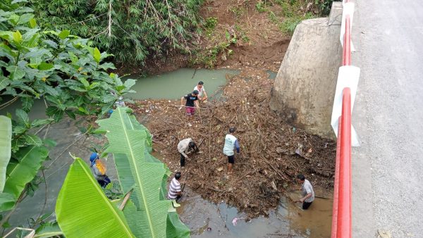 GOTONG ROYONG PEMBERSIHAN SUNGAI PASCA BANJIR